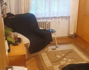 Apartament 3 camere, zona Titulescu-Centru. 