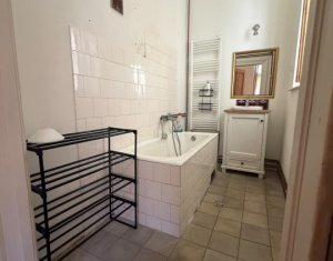 Apartament 2 camere, situat în zona centrală